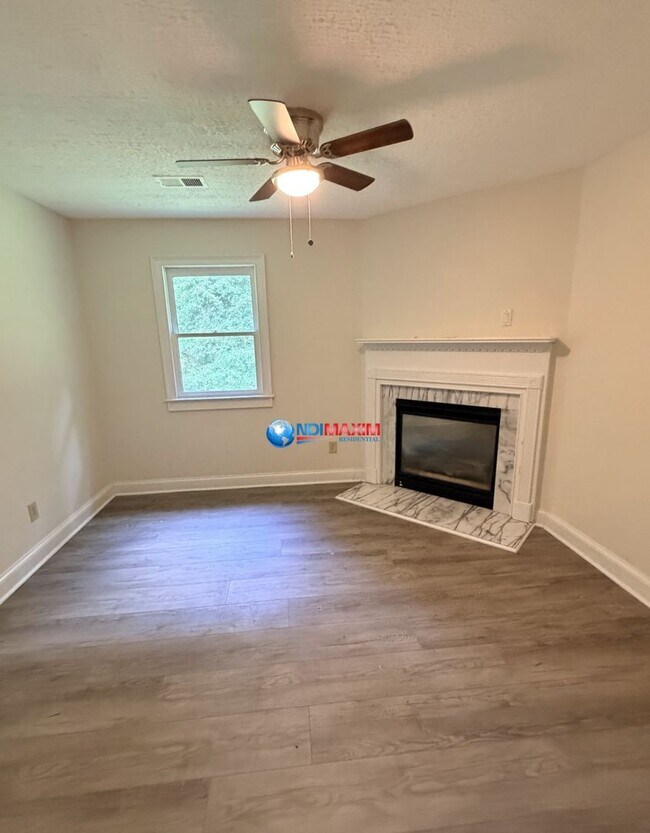 Foto del edificio - Spacious two master bedrooms split-level house in Decatur