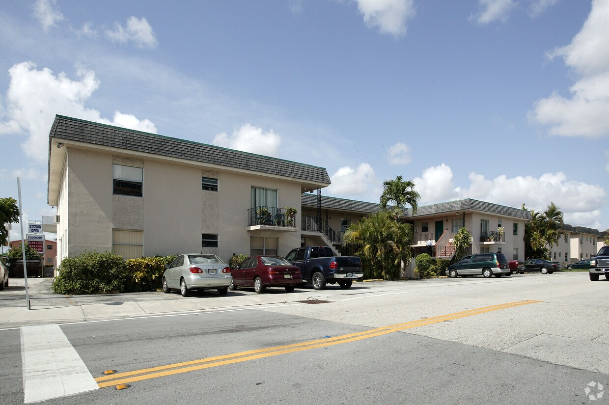 Foto principal - 10710 SW 5th St