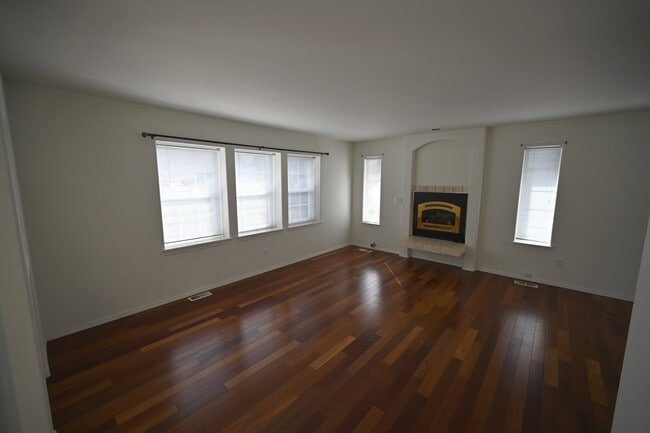 Building Photo - 3 bed 2 bath, close to Carrie Blake Park a...
