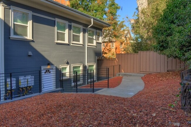 Building Photo - Newly Remodeled 2 Bedroom / 1 Bathroom Apa...