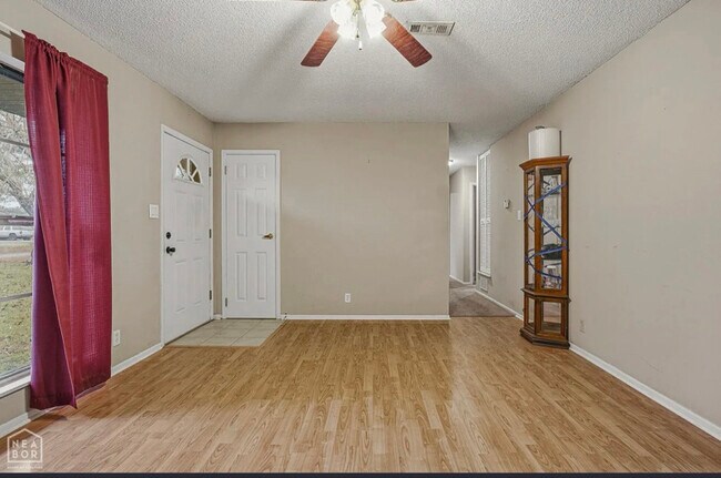 Building Photo - 112 Sparkey Dr