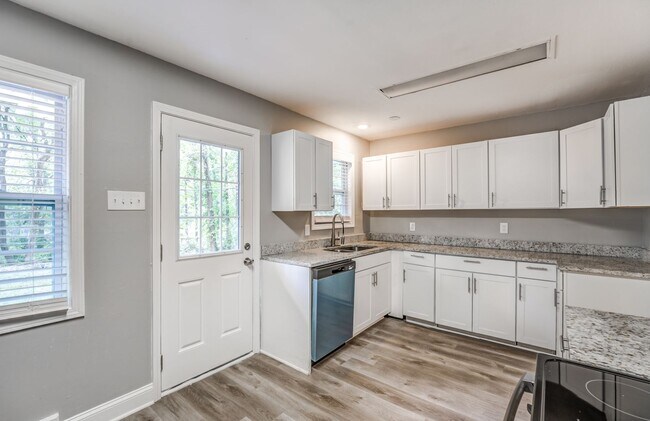 Foto del edificio - Charming 4-Bedroom, 3-Bath Single-Family H...