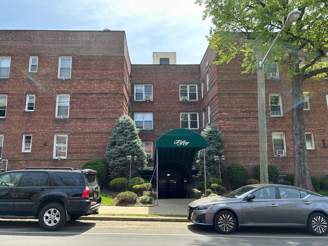 Foto del edificio - 50 S Middle Neck Rd