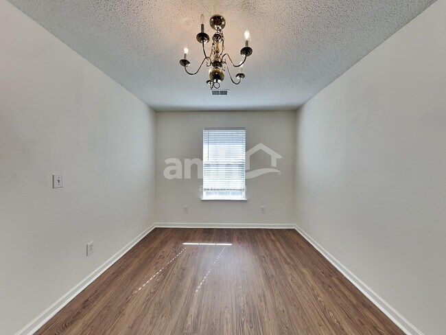 Foto del edificio - 505 Kingsman Ln