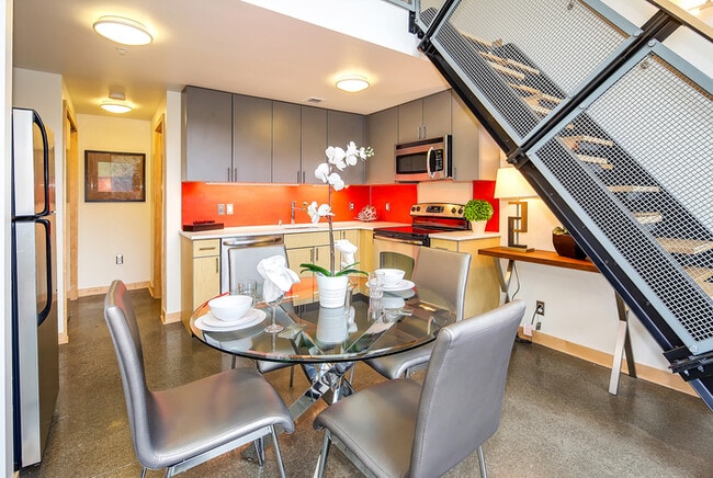 Building Photo - Modern Loft