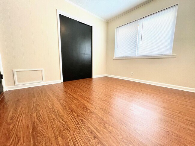 Building Photo - 1309 Sunset Dr