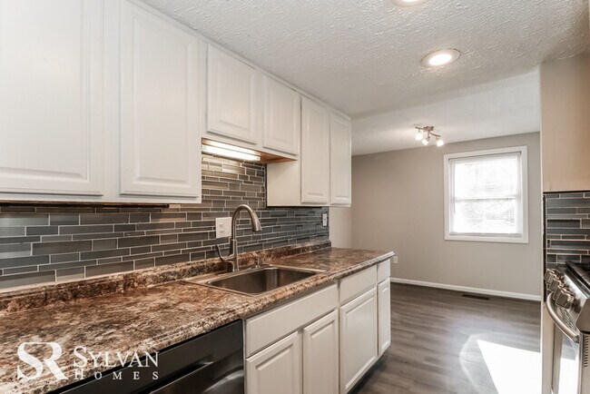 Building Photo - Don't miss out on this lovely townhome!