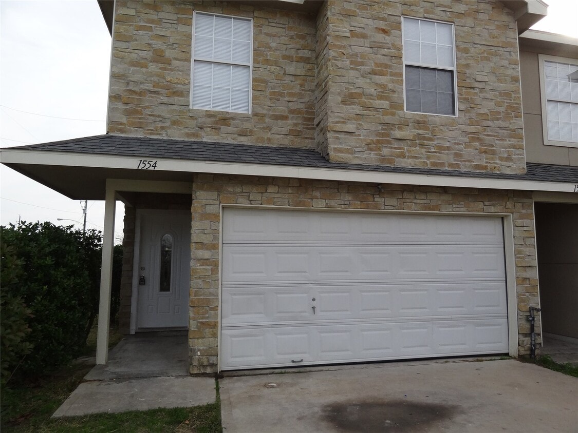 Primary Photo - 1554 Village Way Dr