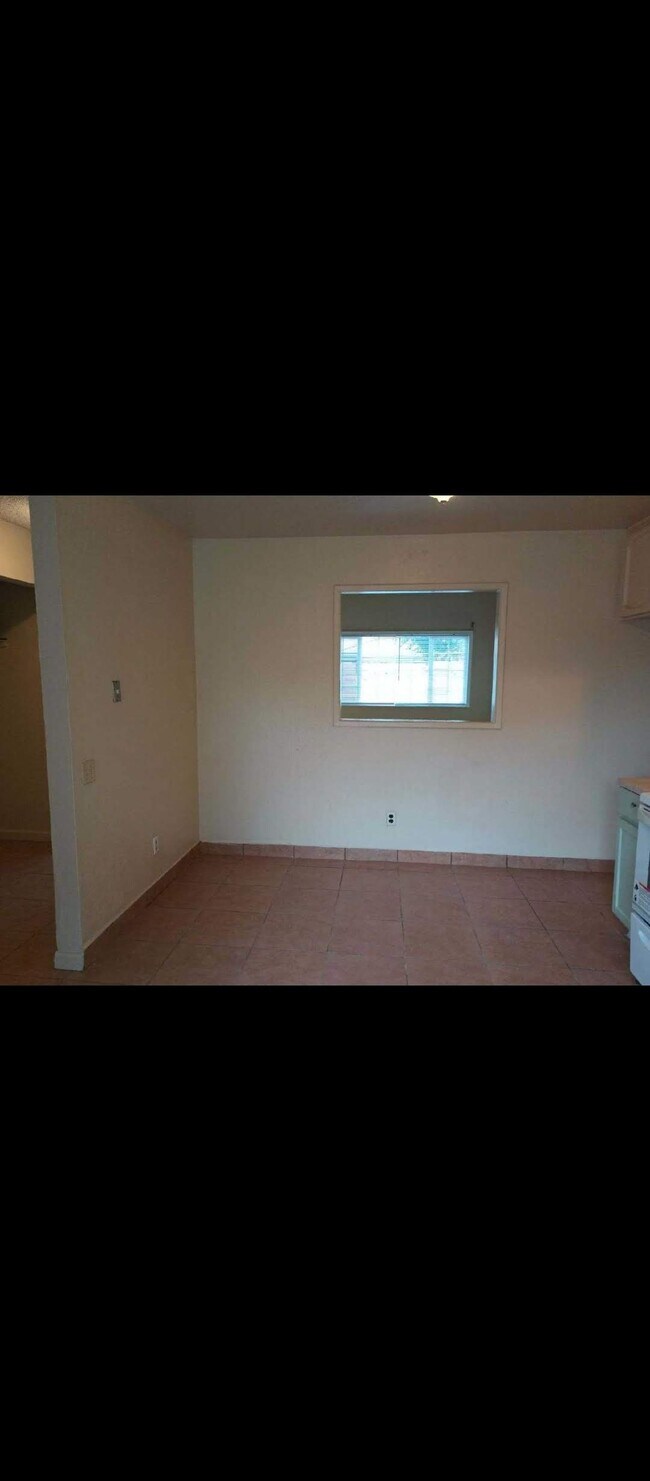 Building Photo - 2112 Sharon Way