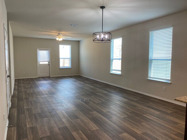 Building Photo - Beautiful Home Far West!
