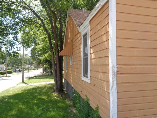 Building Photo - 920 S Elm St