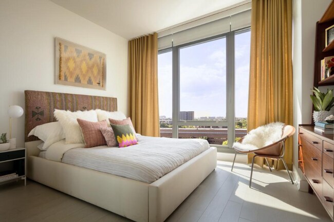 Building Photo - 1053 W Van Buren St