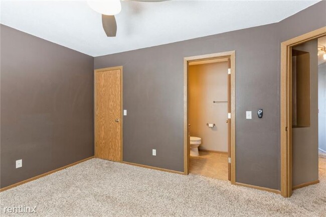 Building Photo - 2 br, 2 bath Condo - 3507 E Ave NW D Unit D