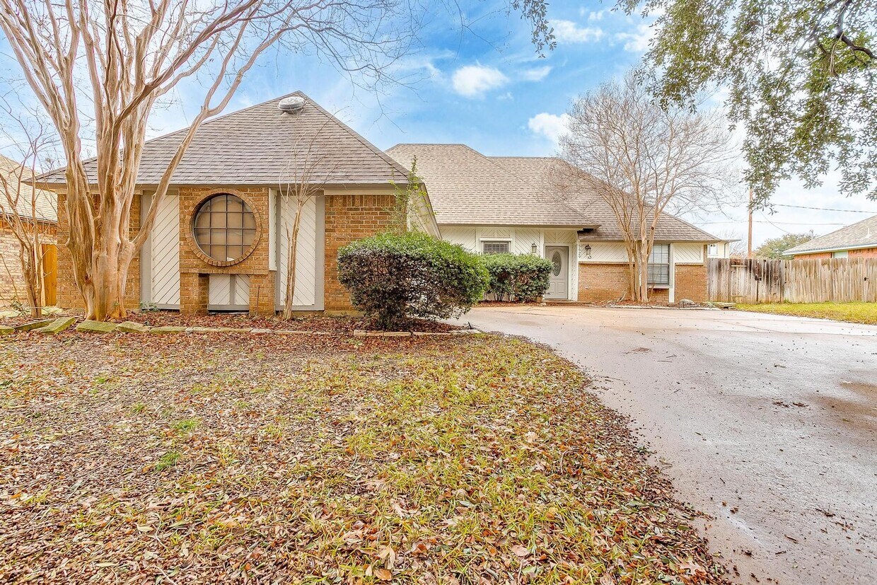 Primary Photo - Beautiful 3 Bed, 2 Bath Home in Well Estab...
