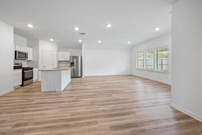 Building Photo - 15820 Loussier Dr