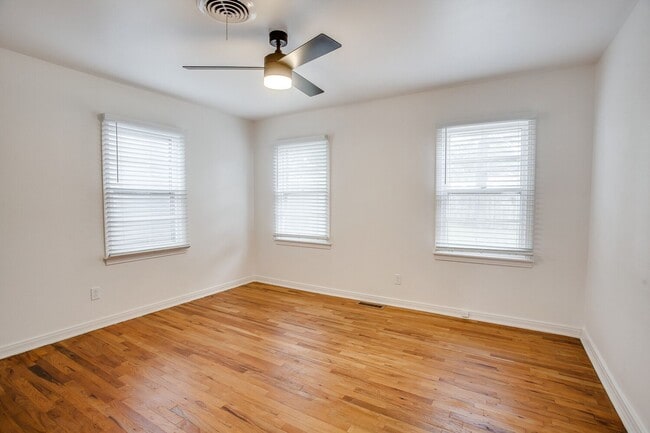 Foto del edificio - Pre Leasing for fall 2026! 4/3 in Medical District