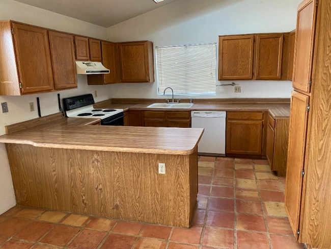 Building Photo - 7840 N Viewpointe Cir