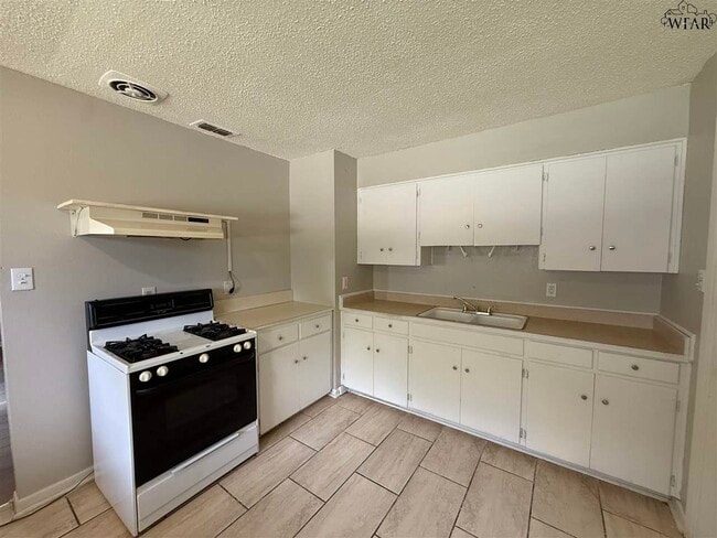 Building Photo - 4609 Meadow Lake Dr