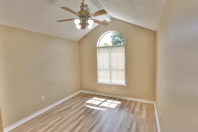 Foto del edificio - 213 Walker Cir W