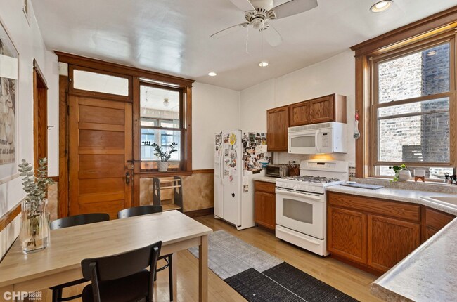 Kitchen - 2241 W Walton St