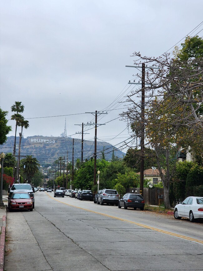 Foto del edificio - 2321 N Beachwood Dr