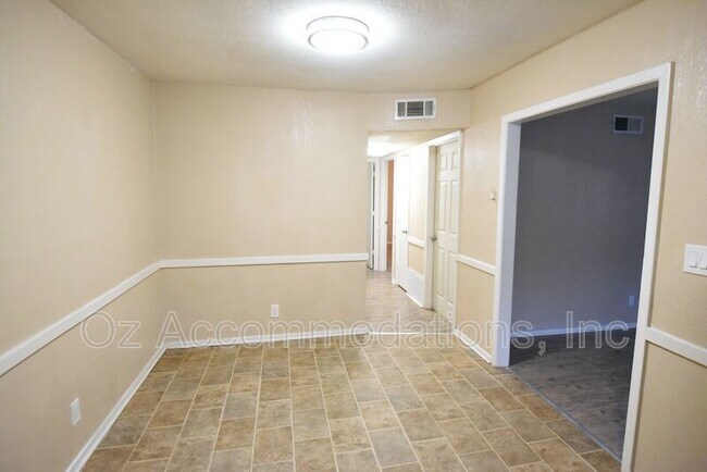 Building Photo - 11531 E Lexington Ave