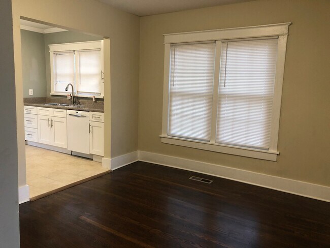 Foto del edificio - Gorgeous 2 BR bungalow in the newly hip 37...
