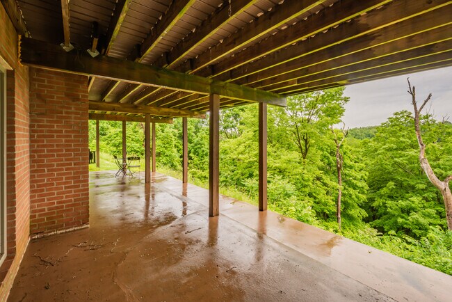 Building Photo - 10 Highview Dr