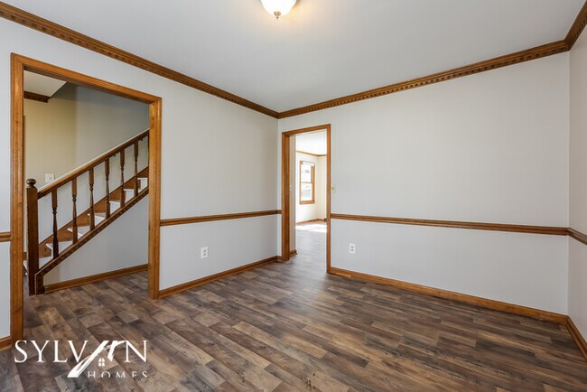 Building Photo - This highly desirable 3 bedroom, 2.5 bathr...