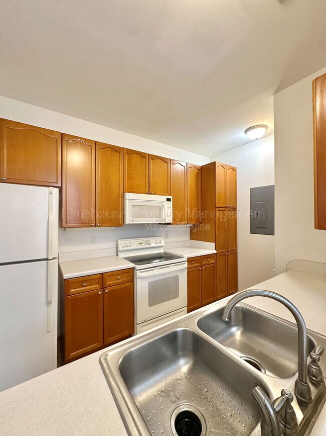 Building Photo - 5872 Ludington Dr