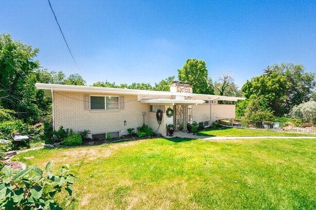 Building Photo - 450 E Mill St S