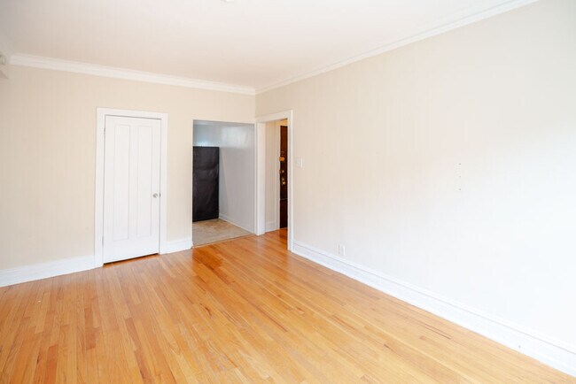 Building Photo - Renovated 2-Bed - Top Floor Unit - Heat In...