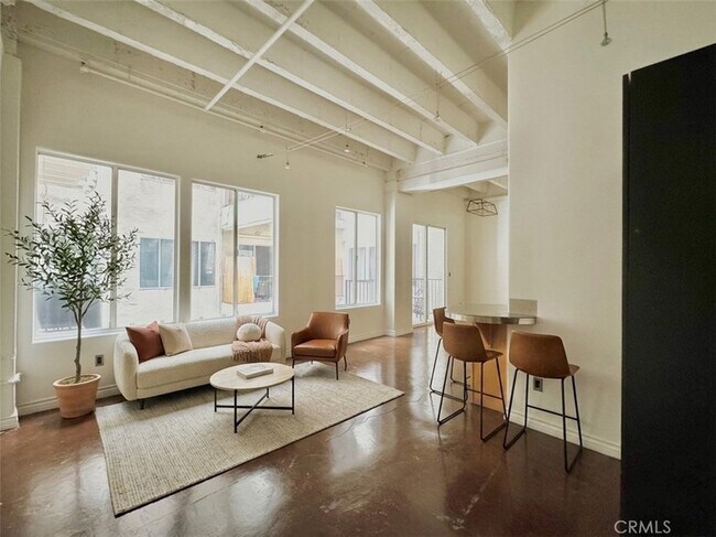 Foto del edificio - 312 W 5th St