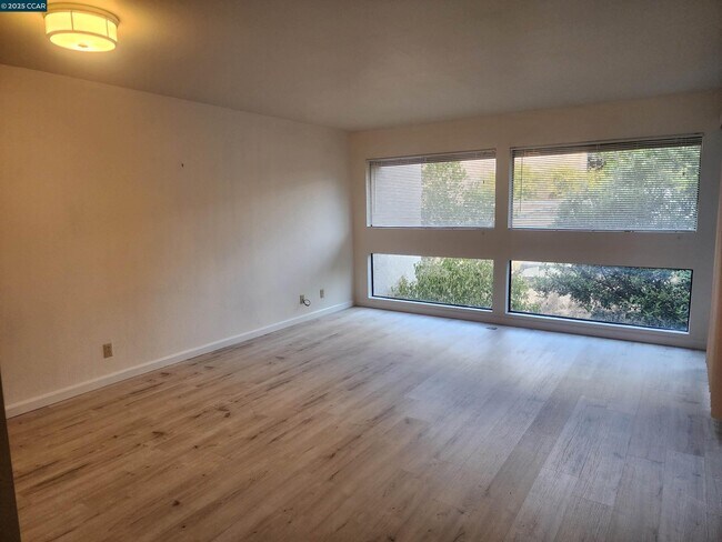 Building Photo - 1600 Carmel Dr