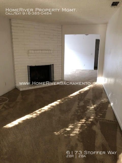 Building Photo - Cozy patio, fireplace and spacious duplex.