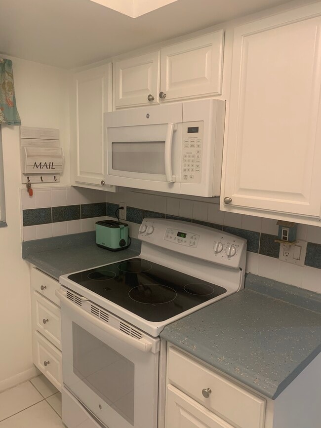 Building Photo - 658 NE 6th Ct