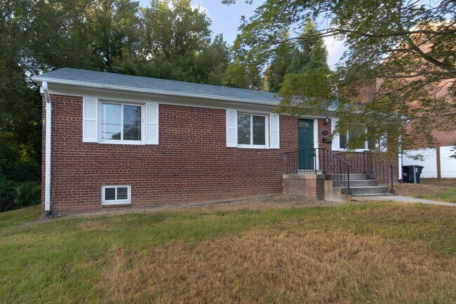 Foto del edificio - 50's Rambler with 5 BR & 3 BA in One of the Best Locations in Arlington