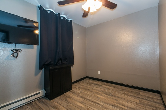 Foto del edificio - 567 Loras Blvd