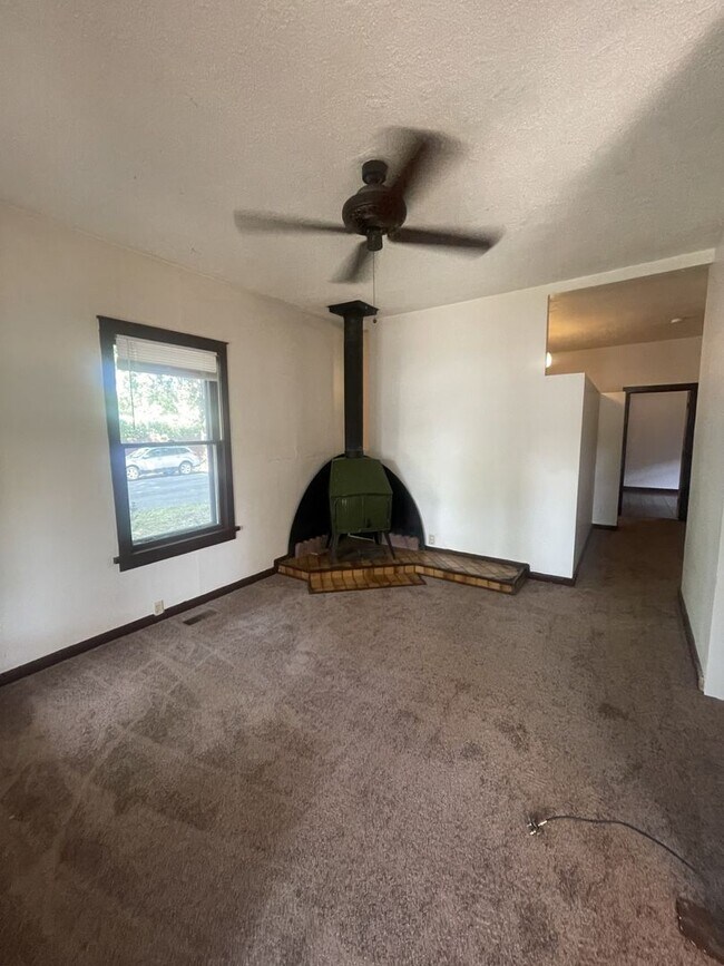 Building Photo - Downtown 2 Bedroom Home!