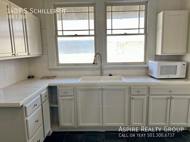 Building Photo - 1407 S Schiller St