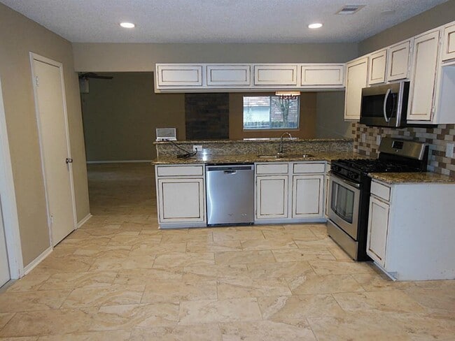Building Photo - 15 Rockridge Dr