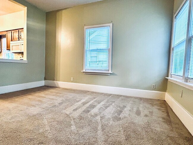 Building Photo - Cute Single Family Home, Great Location
