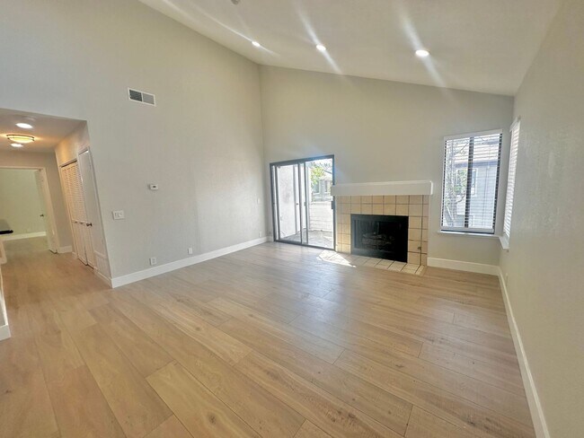 Foto del edificio - 2 Bedroom/2 Bath Condo Available in Newark!