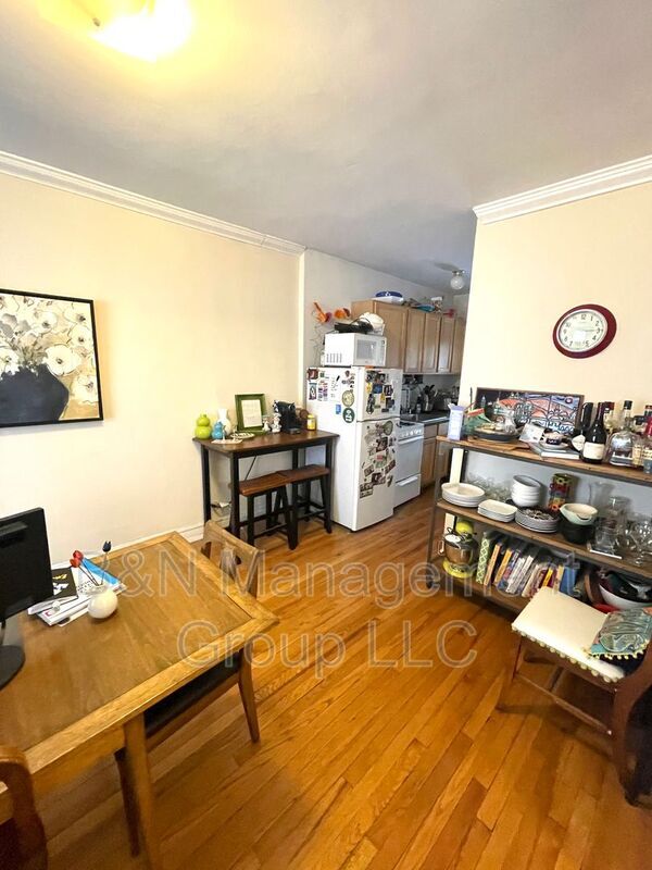 Foto del edificio - 910 W Oakdale Ave