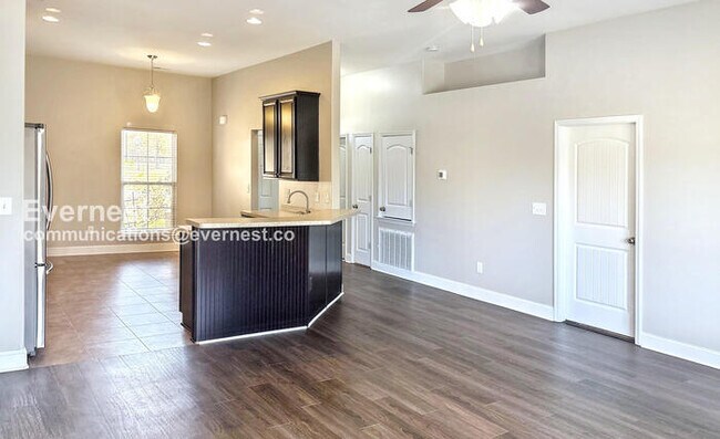 Foto del edificio - 648 Piney Woods Rd