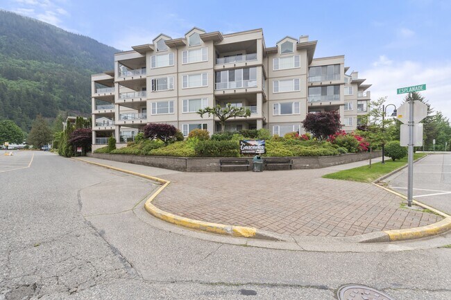 Building Photo - 120 Esplanade Ave