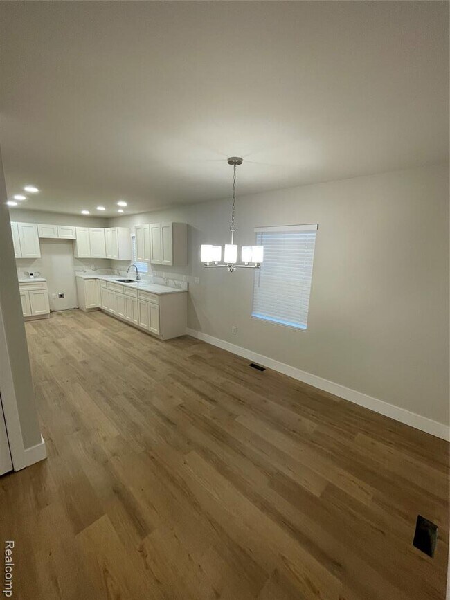 Foto del edificio - 4654 Dickerson Ave