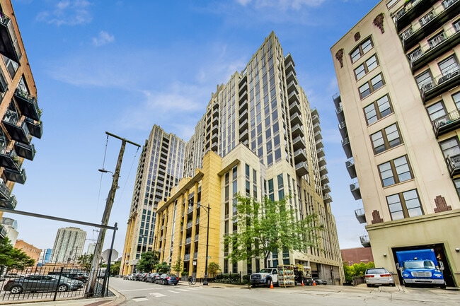 Building Photo - 720 N Larrabee St