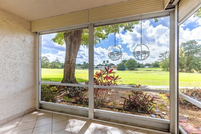 Foto del edificio - 9080 Lime Bay Blvd