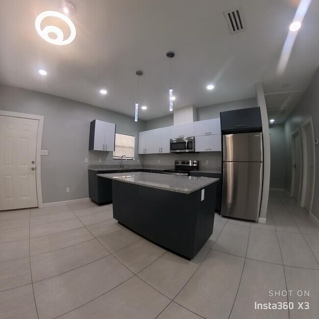 Building Photo - 2022 Summerland Ln